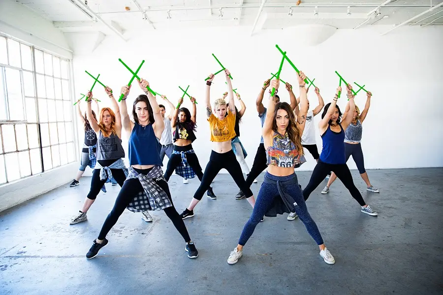 Gruppo di persone durante corso di Pound fitness con bacchette e allenamento ritmico