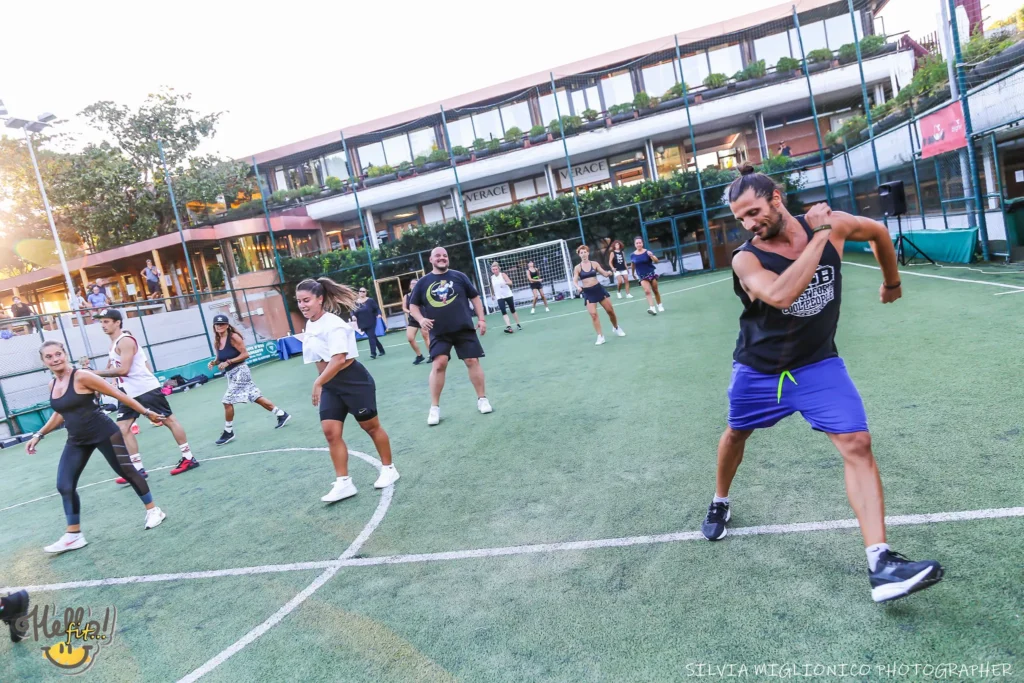 Allenamento fitness di gruppo all’aperto in campo sportivo a Roma