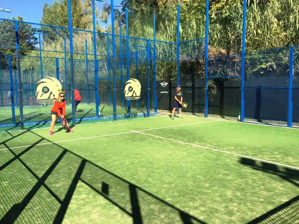 Giocatori durante partita di padel in campo all’aperto in centro sportivo a Roma