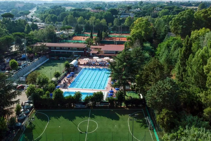 Vista aerea di circolo sportivo a Roma con piscina campi da gioco e aree verdi