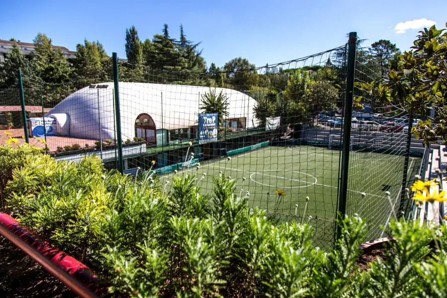 Campo da calcetto a Roma all’interno di centro sportivo con struttura coperta e area verde