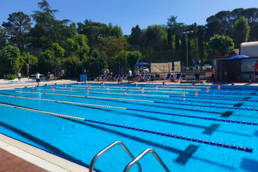 Piscina all’aperto a Roma immersa nel verde con corsie per nuoto e area relax