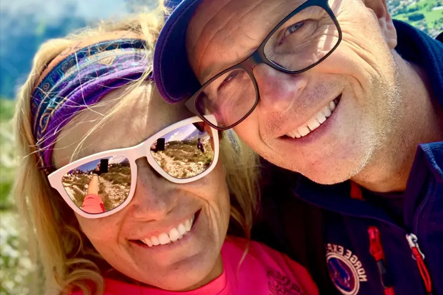 Elena Caiazzo e Giovanni Maggi sorridenti durante intervista sul tennis a Villa Aurelia