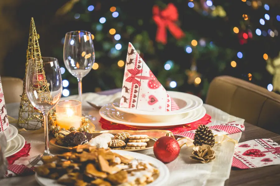 Tavola natalizia apparecchiata con dolci e decorazioni per le feste esempio di alimentazione durante Natale
