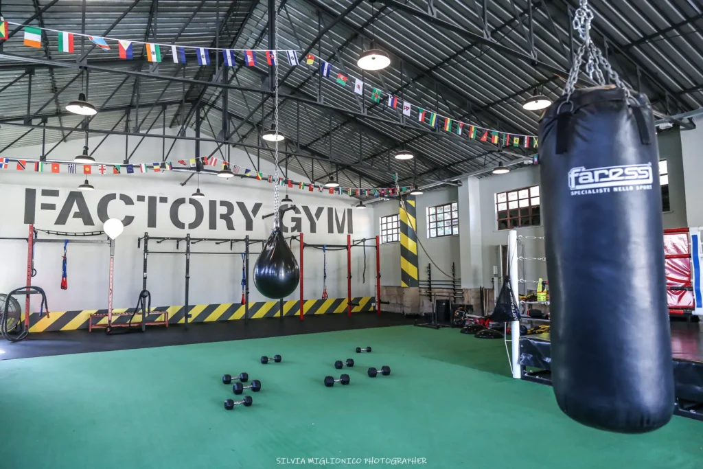 Palestra combat con sacco da boxe e attrezzatura per allenamento funzionale e preparazione atletica