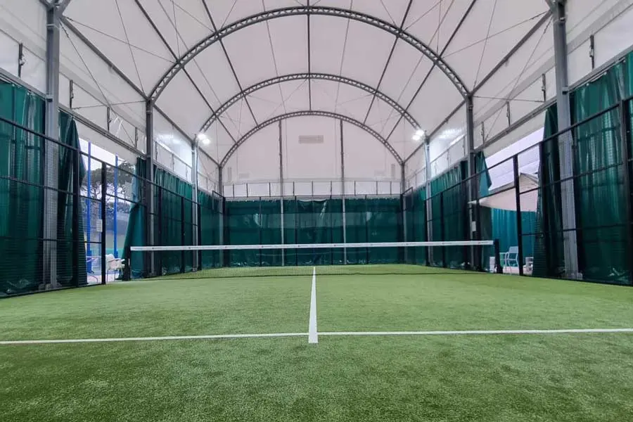 Campo da padel indoor coperto con struttura moderna per giocare tutto l’anno