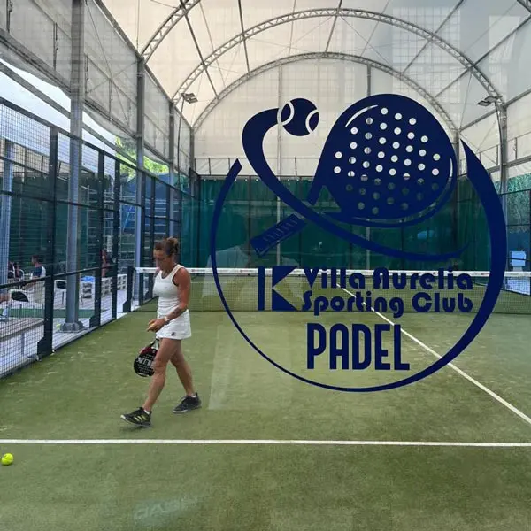 Campo da padel indoor con giocatrice durante partita presso centro sportivo a Roma