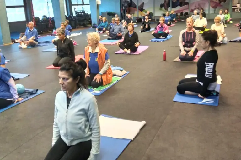 Allenamento di gruppo per over 60 in palestra con esercizi dolci per mobilità e benessere