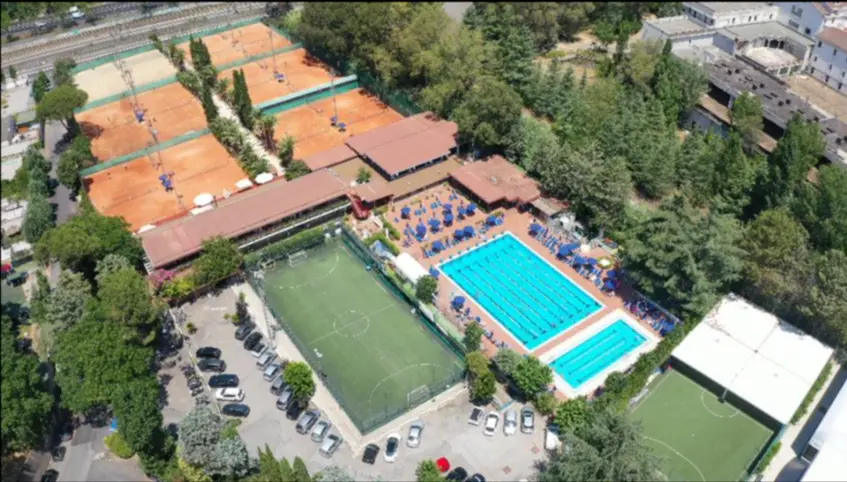 Centro sportivo immerso nel verde a Roma con piscina, campi da tennis e campo da calcio