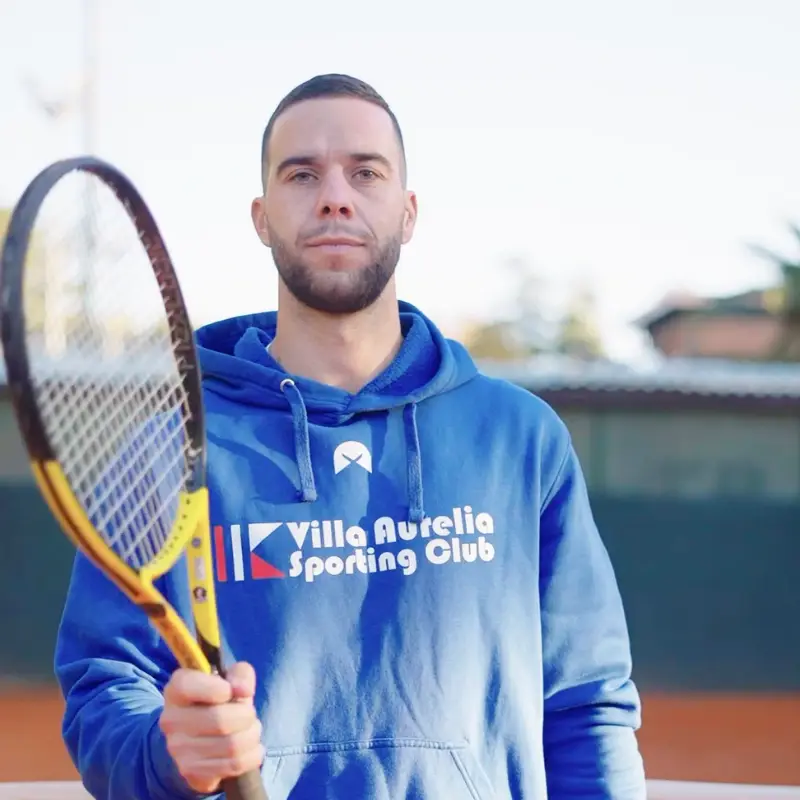 Alessio Cascapera responsabile scuola tennis con racchetta in campo
