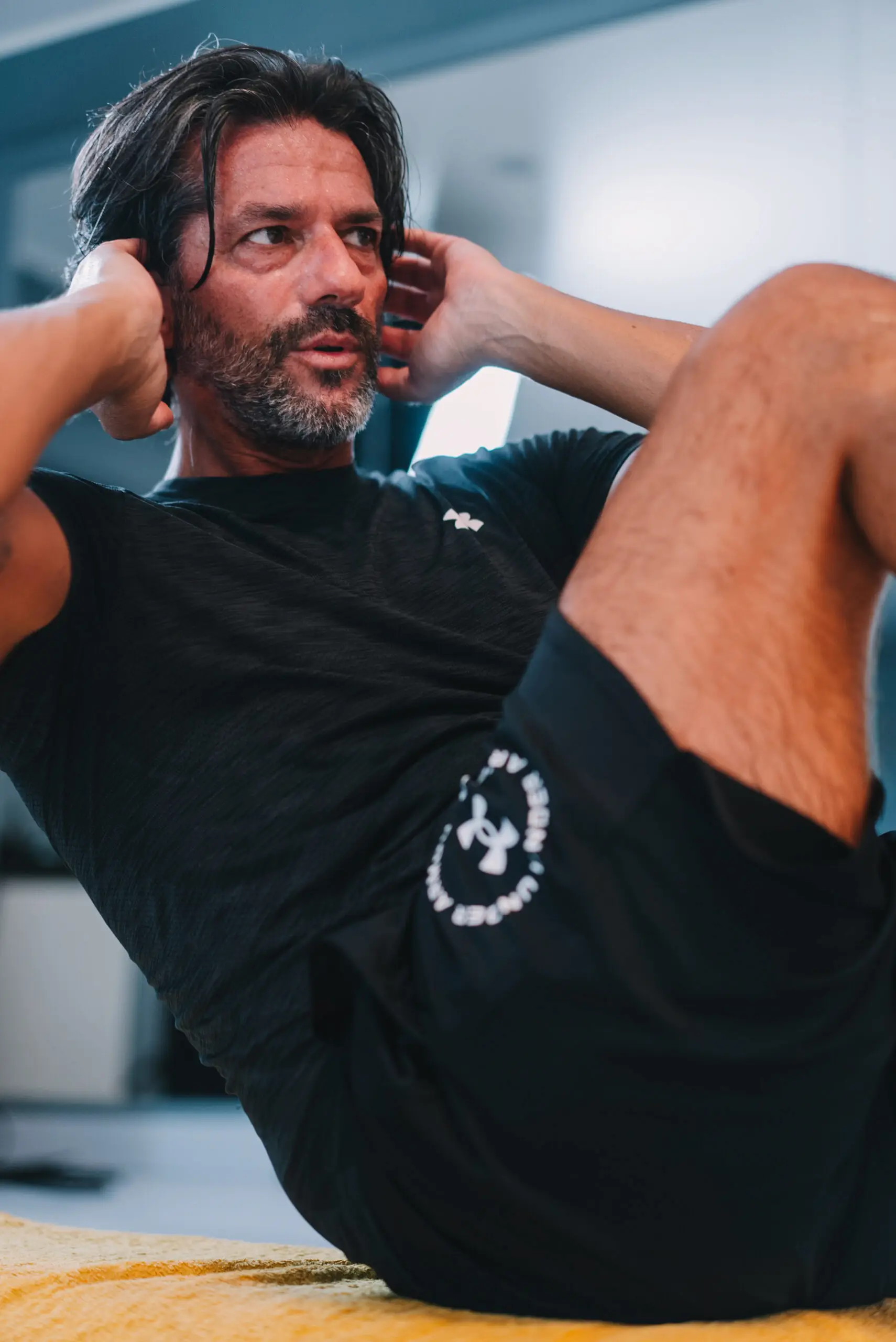 uomo che esegue esercizi addominali durante allenamento fitness in palestra
