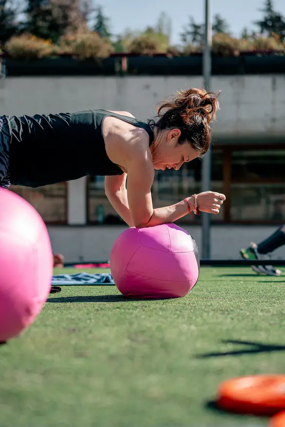 allenamento funzionale outdoor con esercizio di core su palla fitness