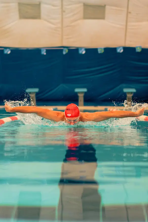 allenamento nuoto in piscina con atleta in acqua