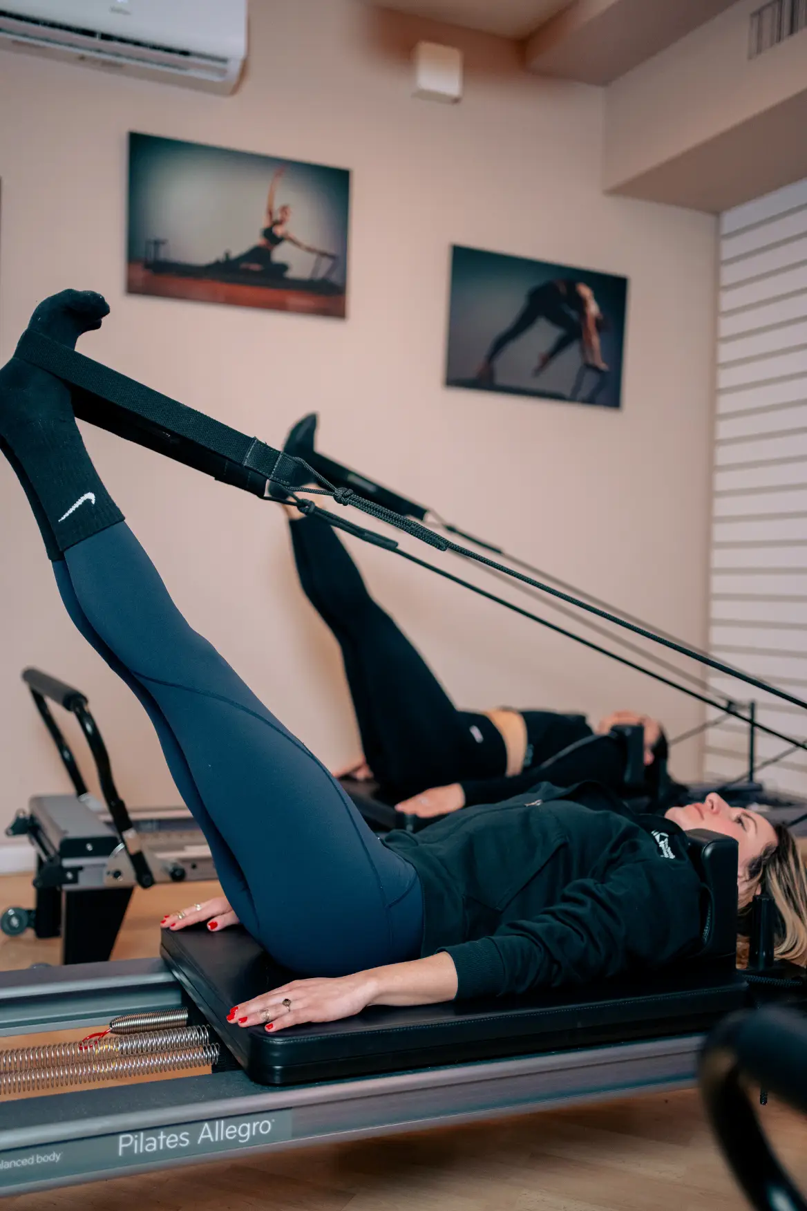 esercizio di pilates reformer con focus su controllo e postura
