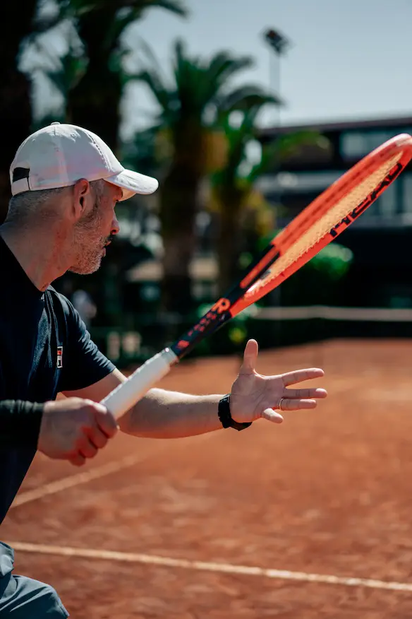 allenamento tennis su campo in terra rossa con racchetta durante una lezione